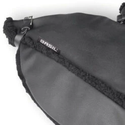 Manchons Basil Noirs En Cuir Végétal Sur Guidon Vélo -Lecyclo Vélo Promos Boutique manchons basil noirs en cuir vegetal sur guidon velo full 5