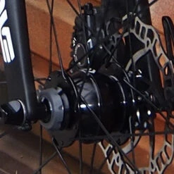 Moyeu Dynamo Roue Vélo Frein à Disque PD-8 Shutter Precision -Lecyclo Vélo Promos Boutique moyeu dynamo roue velo frein a disque pd 8 shutter precision full 5