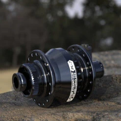 Moyeu Dynamo Roue Vélo Frein à Disque PL-7 Shutter Precision -Lecyclo Vélo Promos Boutique moyeu dynamo roue velo frein a disque pl 7 shutter precision full 5